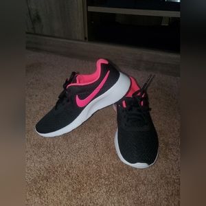 Nike TANJUN (GS) Sneakers Black/Hyper Pink (Size 5Y)